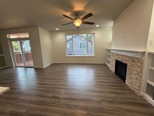 Building Photo - Home in Central Kitsap