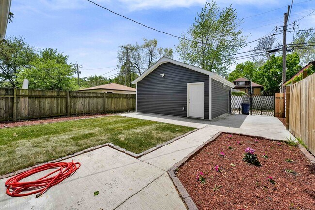 Building Photo - 1115 N Taylor Ave