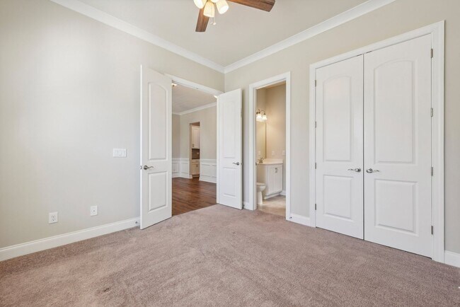 Building Photo - Nice 4 bedroom home with fenced yard