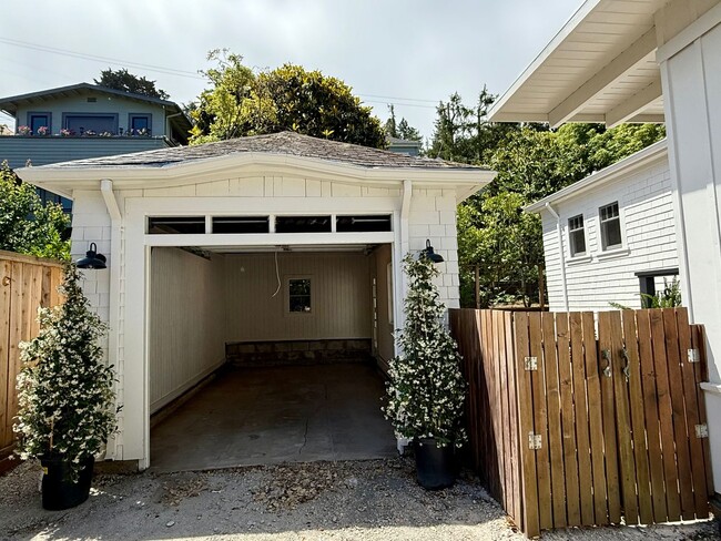 Building Photo - CHARMING THREE BEDROOM ONE AND HALF BATH H...
