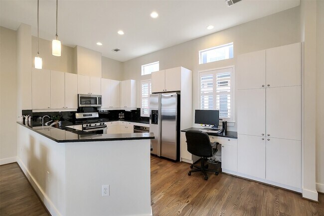 Building Photo - 2437 South Blvd