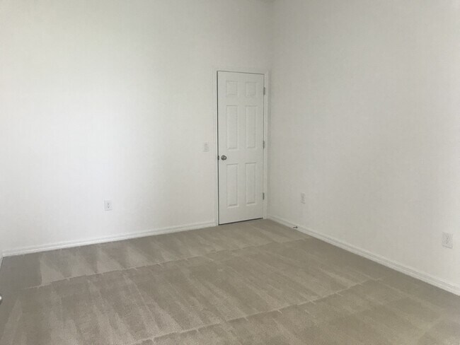 Building Photo - 5 Bedroom in Westside Village at Heart of ...
