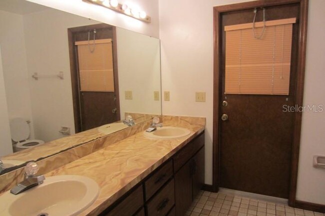 Building Photo - 2200 Oakview Cir