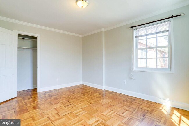 Building Photo - 1716 W Abingdon Dr