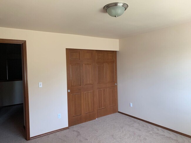 Building Photo - 4 Bedroom 2 Bathroom Rambler with Garage a...