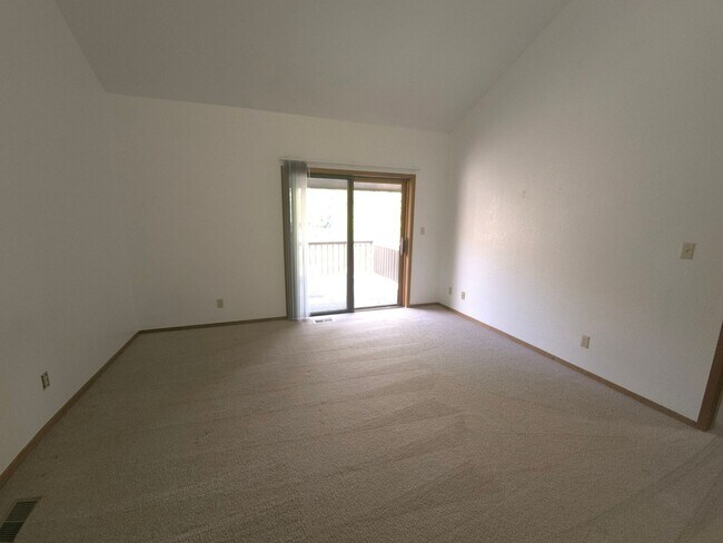 Building Photo - AVAILABLE NOW! 2 Bedroom Plus Loft with co...