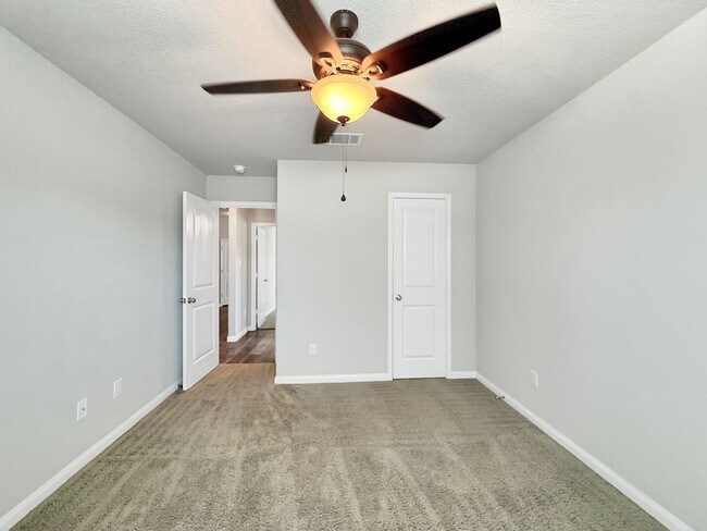 Building Photo - 401 Utica Way