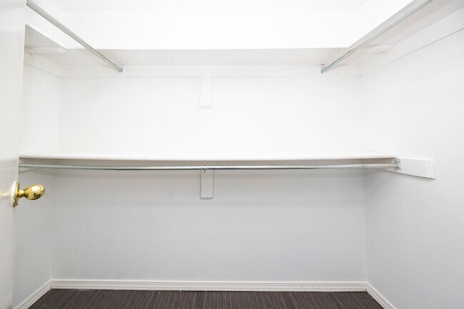 Building Photo - 18333 Roehampton Dr
