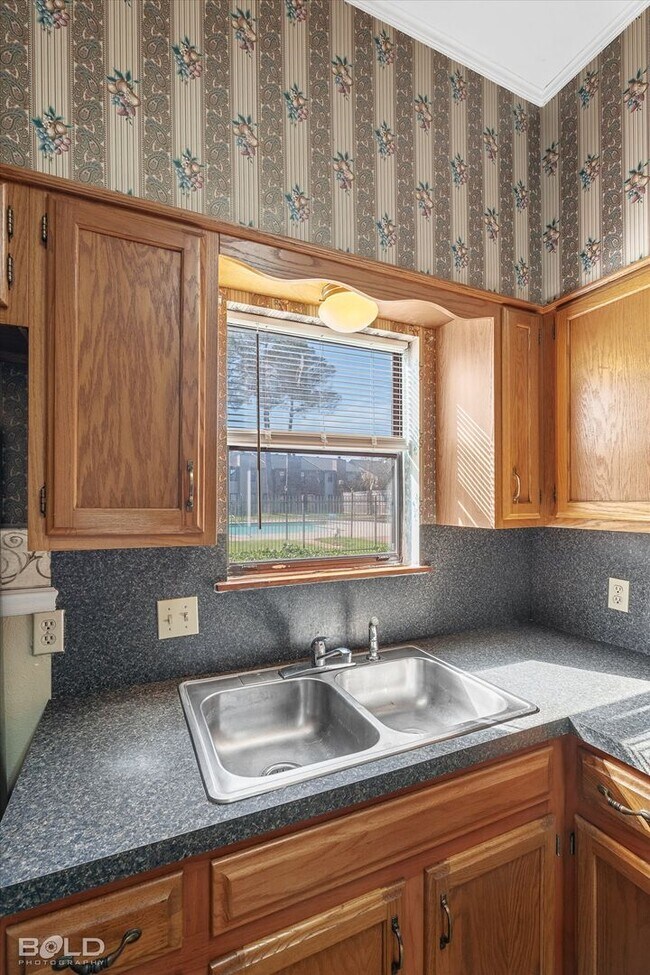 Building Photo - 2 Bedroom 2.5 Bath 2 Car Carport - town house