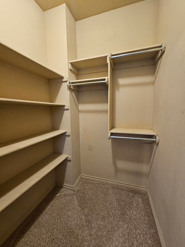 Building Photo - (3) Bed/(2.5) Bath Townhouse in Core Norman! Avail NOW!