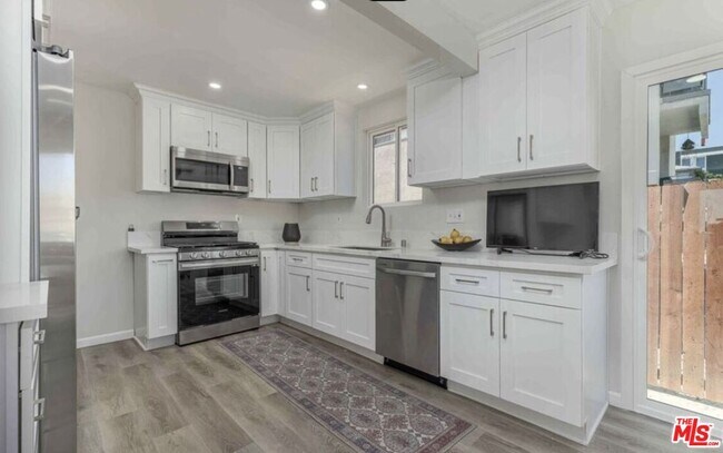 Building Photo - 817 N Kingsley Dr