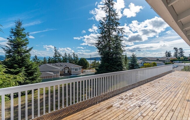 Building Photo - Spacious 2-Story Split-Level Home with Wat...