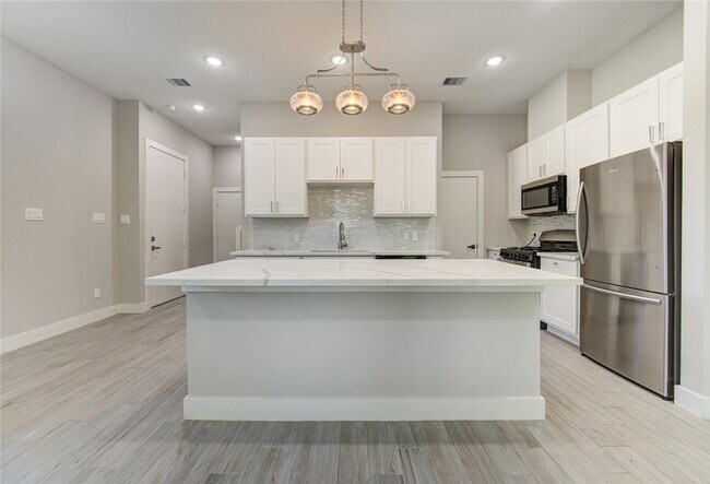 Building Photo - 4536 Sunflower St