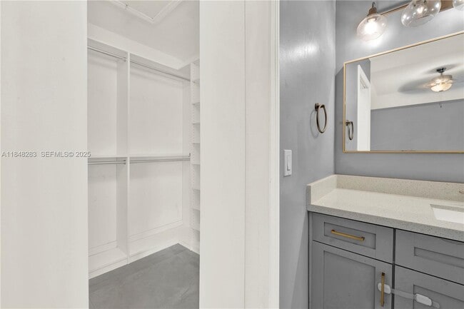 Building Photo - 1637 SE 30th St