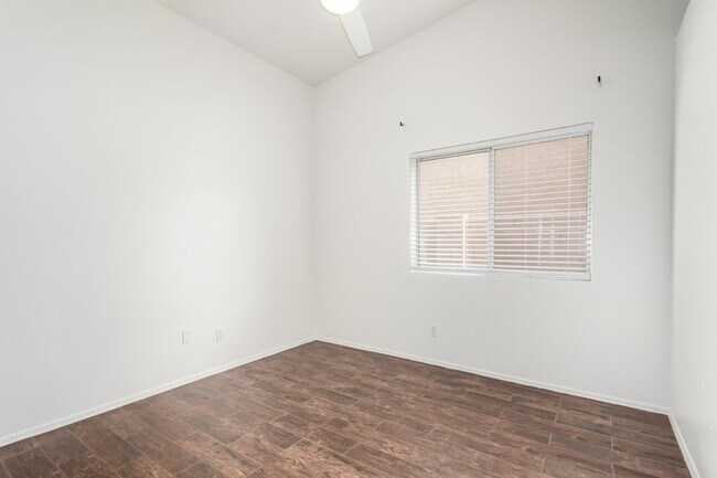 Building Photo - 9003 E Aster Dr