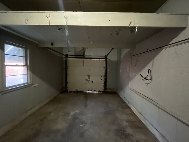 Building Photo - Step inside!  You will love what you see.