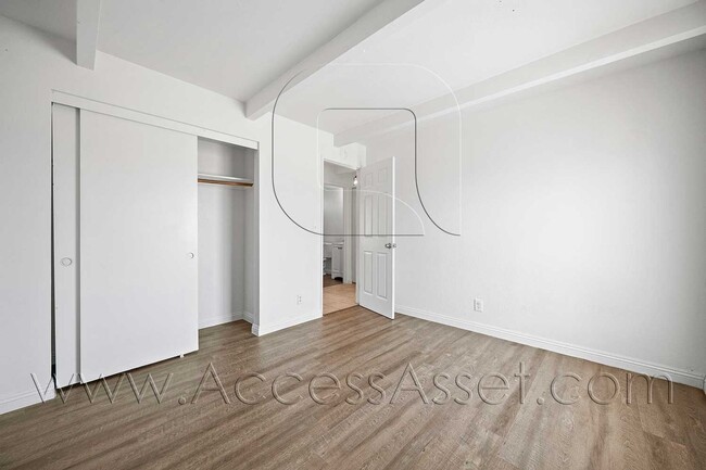 Building Photo - Charming Downstairs 2 Bed/1 Bath Unit With...