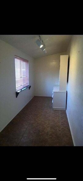 Building Photo - 825 Palomas Dr SE