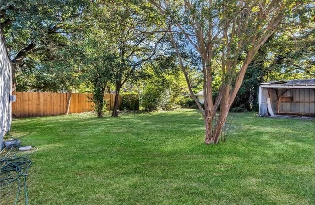 Building Photo - Charming 2 Bed / 1 Bath Duplex with big shared Backyard