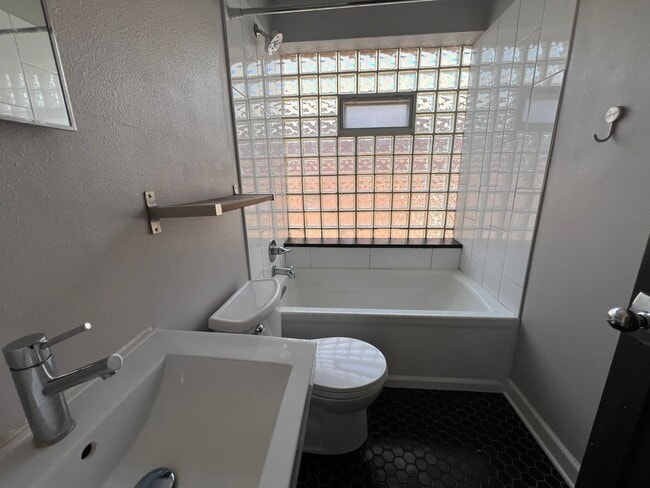 Building Photo - Cute Three Bedroom Home Available in South City!