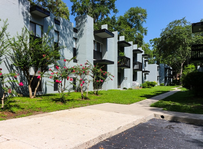 Building Photo - Adorable 2/2 in Concordia