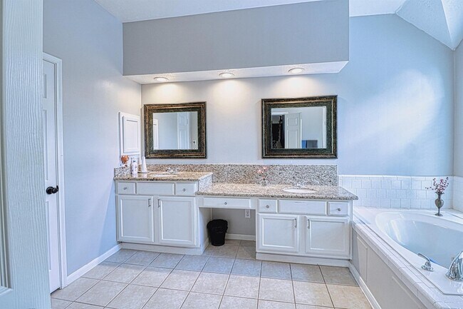 Building Photo - 2123 Meadow Park Cir