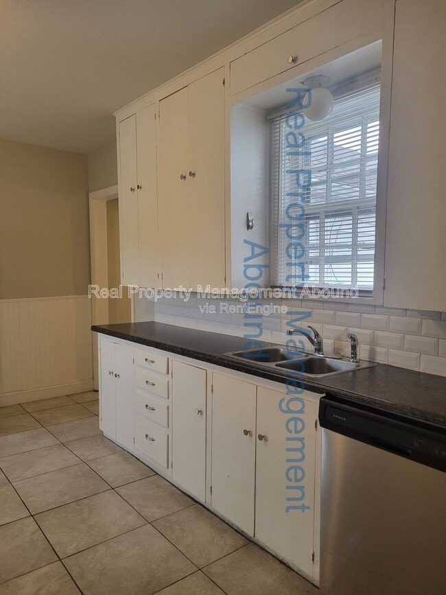 Building Photo - 1415 S New Haven Ave