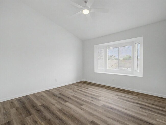 Building Photo - 3 bedroom, 2 bath, Garage