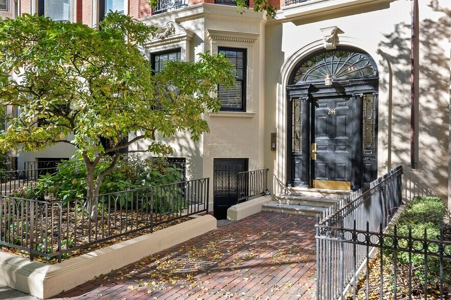 Building Photo - 243 Beacon St