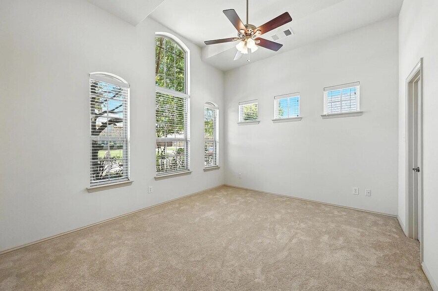 Building Photo - Room in House on Smoke Tree Dr