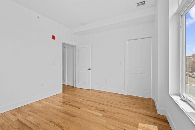 Building Photo - 1400 9th St