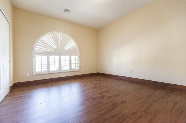 Building Photo - Rhodes Ranch Golf Course View