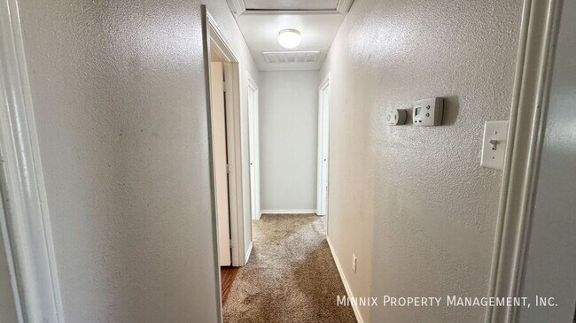 Building Photo - 755 W Knox St