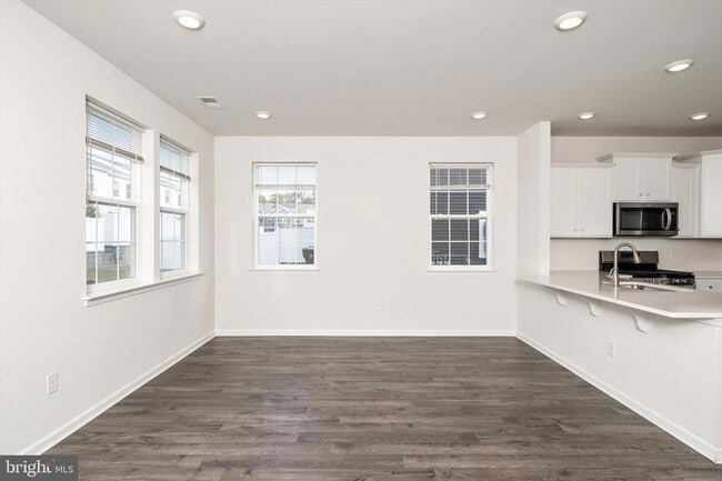 Building Photo - 59 Peregrine Way