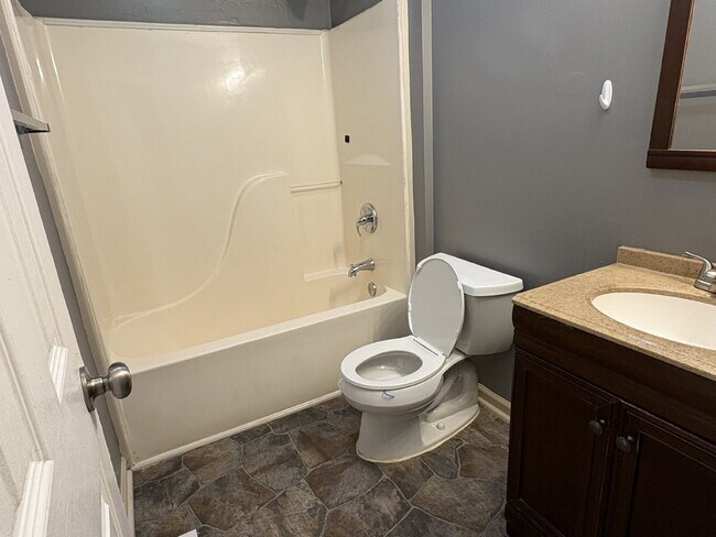 Building Photo - 204 Cobblestone Ct
