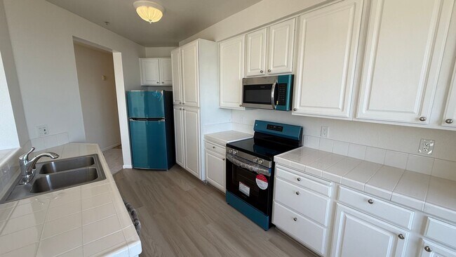 Building Photo - Epic REA - Top floor, Sweeping Views, 3 BR...