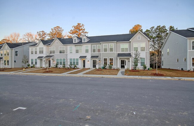 Building Photo - Gorgeous Town Home in Six Oaks