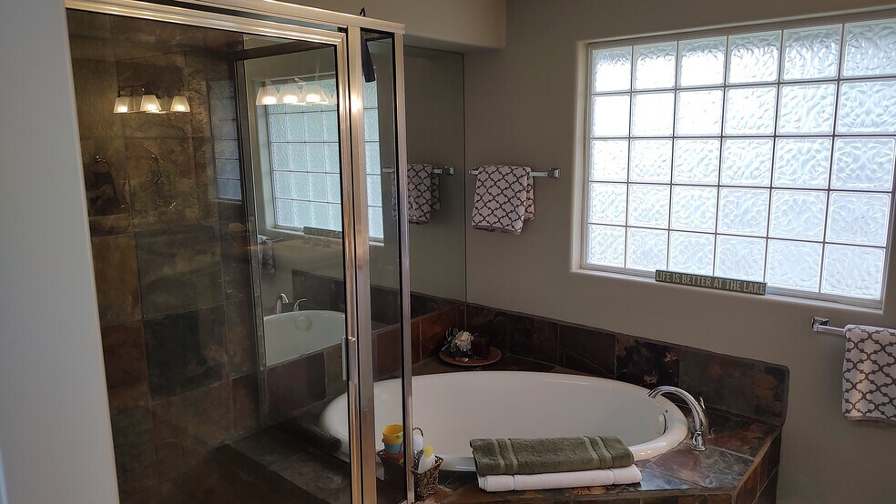 Separate shower and tub - 2900 Valley Oak Dr