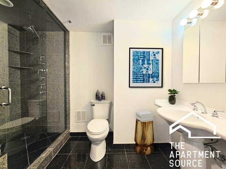 Building Photo - 1337 N Dearborn St