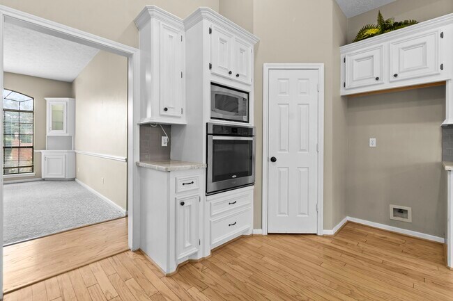 Building Photo - 590 Edgewood Dr