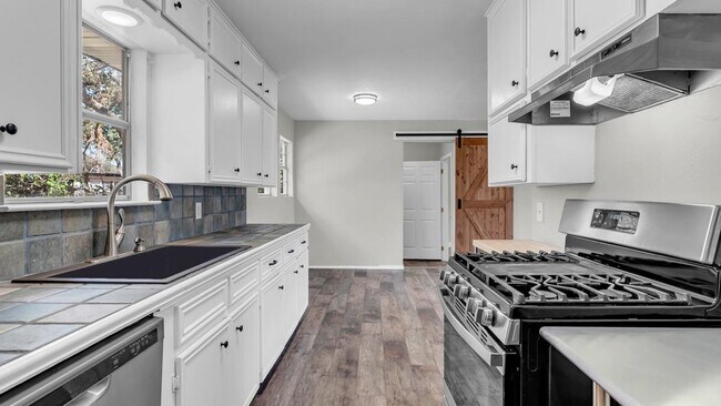 Building Photo - 206 5th St