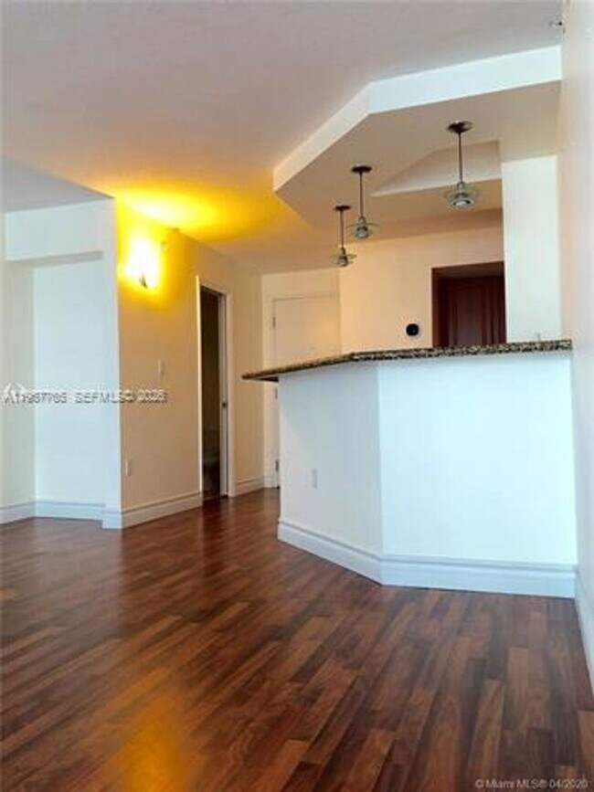 Building Photo - 6917 Collins Ave