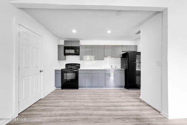 Building Photo - 9155 Sibbald Rd