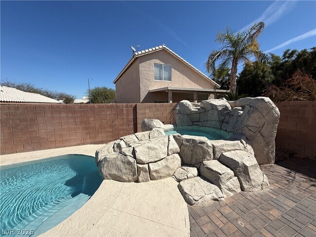 Building Photo - 694 Riverband Pl