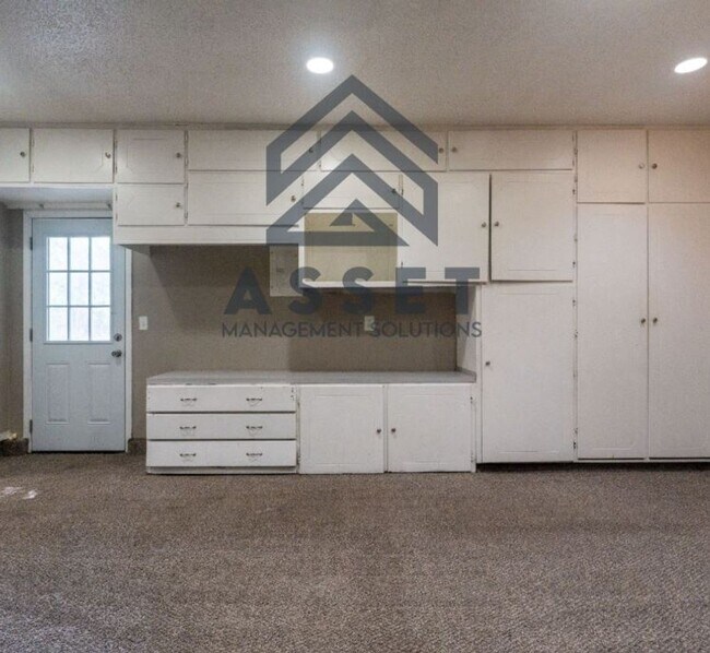 Building Photo - Cute 5 Bedroom House!