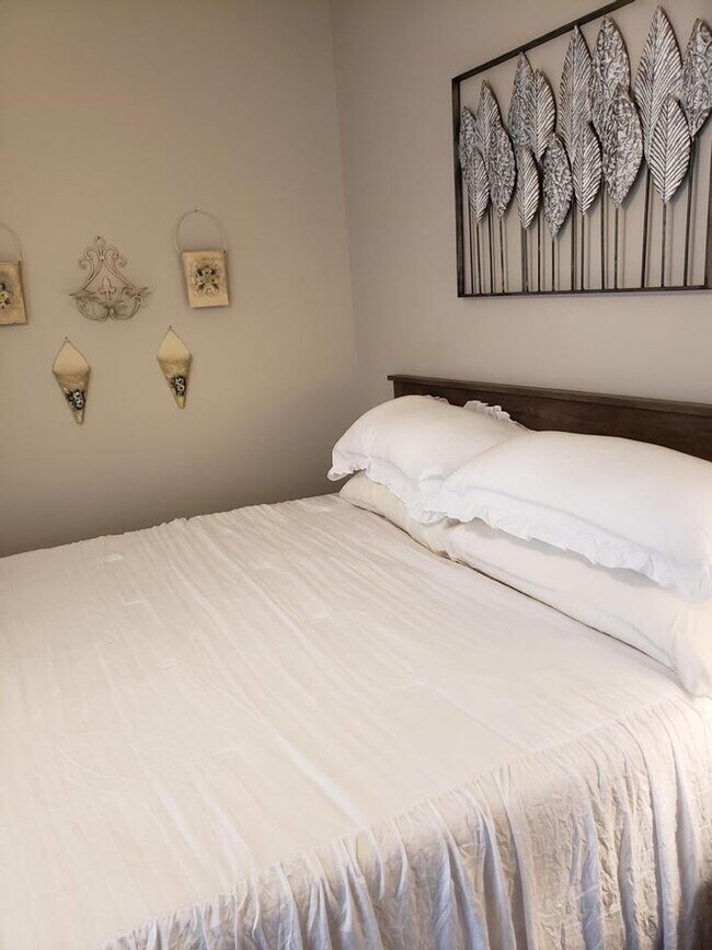 Building Photo - The Woodlands Subdivision/ Level Plains .... COMPLETELY FURNISHED WITH POOL!!!