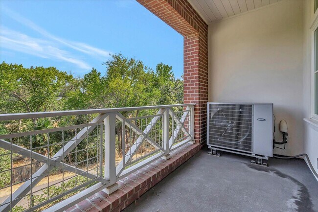 Building Photo - Beautiful Tri-Level 4 bedroom, 3.5 Bathroom, 2,150 SqFt Home in Downtown Campbell!