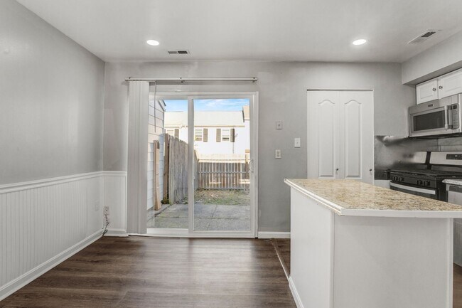 Building Photo - Charming 2BR Condo in Glen Burnie