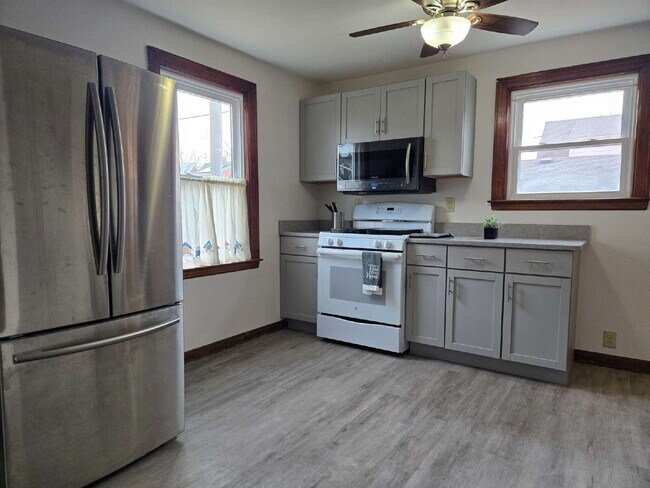 Building Photo - Small in Size, Big on Charm – Updated 1 Bed Home on East Oberlin!