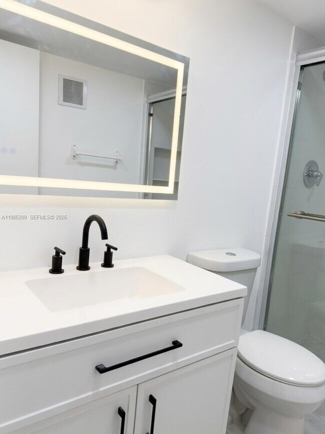 Building Photo - 220 Lakeview Dr